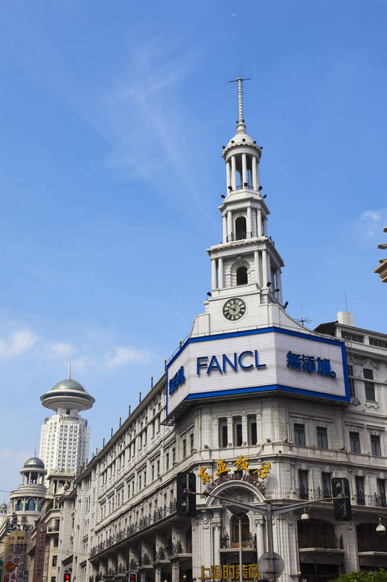 竖图,彩色,室外,白天,旅游,城市风光,城市,建筑,上海,中国,游人,图片,辉煌,现代建筑,商业街,历史建筑,天空,地标建筑,南京路,旅游胜地,摄影,经济,文明,中国文化,欧式建筑,发展,繁荣,旅行,饭店,bj174