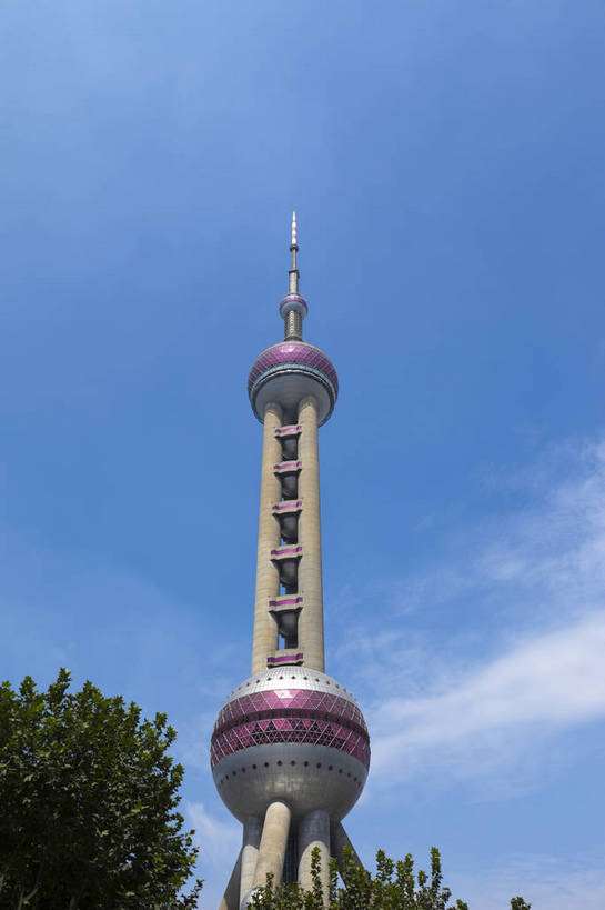 竖图,彩色,室外,白天,旅游,城市风光,城市,建筑,上海,中国,游人,图片,辉煌,东方明珠,浦东,现代建筑,天空,地标建筑,外滩,旅游胜地,摄影,经济,文明,中国文化,电视塔,发展,繁荣,旅行,bj174