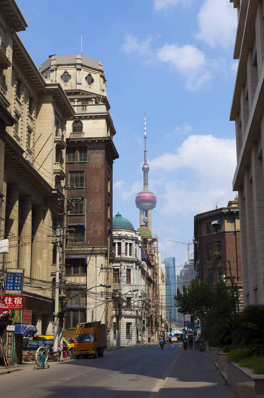 竖图,彩色,室外,白天,旅游,城市风光,城市,建筑,街道,上海,中国,游人,图片,辉煌,现代建筑,历史建筑,天空,地标建筑,外滩,旅游胜地,摄影,经济,文明,中国文化,欧式建筑,发展,繁荣,旅行,bj174