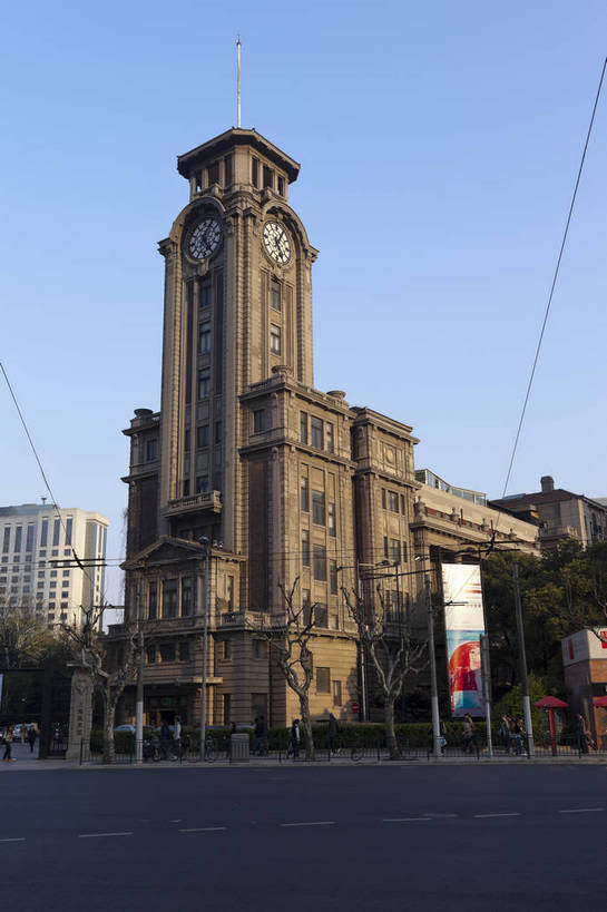 竖图,彩色,室外,白天,旅游,城市风光,标志建筑,城市,地标,建筑,上海,中国,游人,图片,建筑群,古典,辉煌,建设,现代建筑,天空,地标建筑,旅游胜地,摄影,经济,文明,美术馆,中国文化,欧式建筑,发展,上海美术馆,繁荣,旅行,bj174