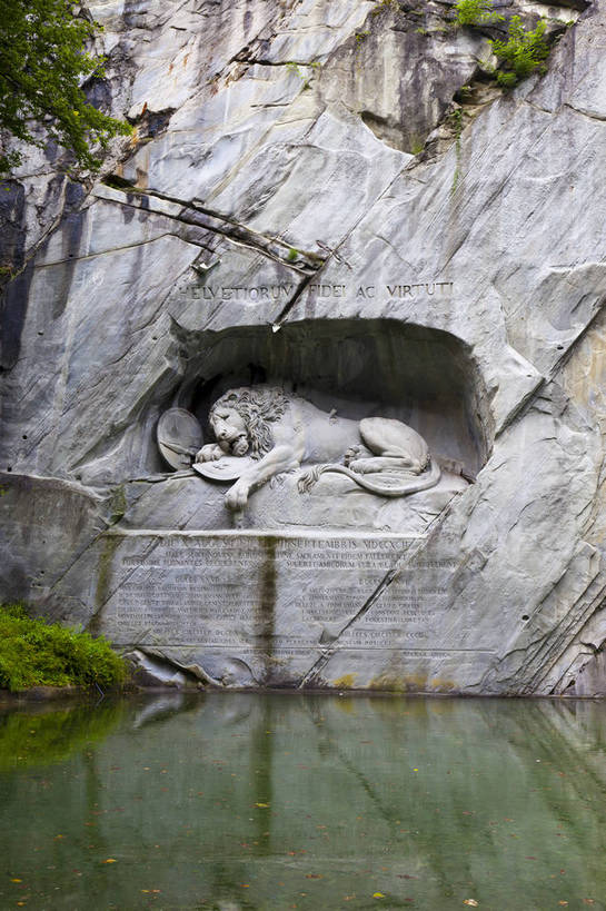 竖图,彩色,室外,白天,旅游,度假,名胜古迹,标志建筑,地标,建筑,雕塑,瑞士,欧洲,遗迹,雕刻,图片,建筑群,古典,水潭,古迹,文物,娱乐,建设,古建筑,地标建筑,石狮,享受,休闲,石壁,旅游胜地,放松,摄影,文明,古文明,中欧,世界文化遗产,卢塞恩,瑞士联邦,琉森州,卢塞恩州,古代文明,琉森,旅行,传统文化,狮子纪念碑,bj174