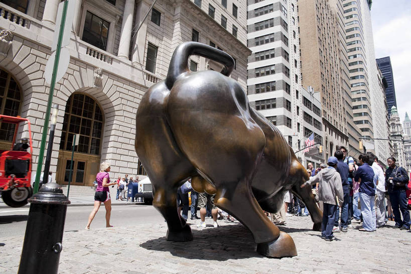 横图,彩色,室外,白天,旅游,度假,办公楼,美景,名胜古迹,城市风光,标志建筑,城市,道路,地标,建筑,街道,路,公路,牛,雕塑,纽约,美国,游客,遗迹,雕像,图片,景观,曼哈顿,交通,辉煌,古迹,文物,娱乐,建设,古建筑,现代建筑,铜牛,星条旗,地标建筑,享受,休闲,旅游胜地,摩天大厦,景色,放松,美国国旗,摄影,文明,华尔街,商务中心,金融中心,古文明,发展,繁荣,马路,旅行,bj174