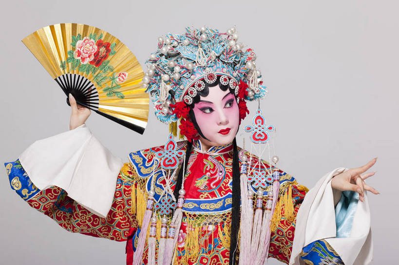 一个人,演员,横图,彩色,白色背景,正面,化妆,帽子,北京,中国,亚洲,仅一个人,表演,艺术,造型,鲜艳,扇子,头饰,图片,注视,文化,脸谱,观察,看,站着,表情,美女,姿势,摄影,服饰,观看,动作,察看,关注,中国文化,戏剧,民族服饰,演出服,京剧,东亚,国粹,青衣,年轻女性,女人,中国人,年轻人,半身,影棚拍摄,化装,中国戏曲,贵妃,传统文化,舞台妆,bj174