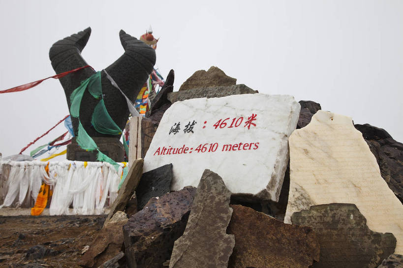 无人,横图,彩色,室外,白天,旅游,度假,美景,名胜古迹,标志建筑,地标,建筑,中国,亚洲,遗迹,标志,图片,景观,辉煌,古迹,历史,文物,娱乐,建设,古建筑,经幡,天空,石碑,享受,休闲,旅游胜地,安静,放松,人文,摄影,象征,文明,中国文化,牛角,古文明,东亚,青海,古代文明,旅行,传统文化,玛多,bj174