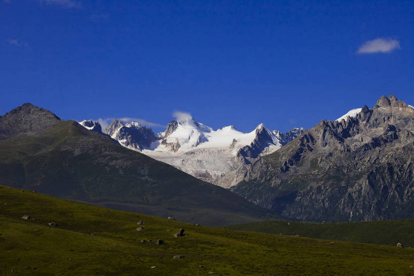 无人,横图,彩色,室外,白天,旅游,度假,草地,美景,名胜古迹,山,山脉,雪山,标志建筑,地标,建筑,中国,亚洲,节日,遗迹,图片,古迹,文化,文物,娱乐,建设,古建筑,白云,风景,蓝天,天空,自然,祈祷,享受,休闲,健康,远景,旅游胜地,放松,许愿,摄影,宗教,地理,佛教,信仰,四川省,纪念,风光,宁静,祈求,空旷,自然风光,古文明,东亚,四川,喇嘛教,藏传佛教,甘孜藏族自治州,玛尼石,中华人民共和国,西南地区,川,甘孜,甘孜州,释教,平安,藏语系佛教,西藏佛教,嘛呢石,玛尼堆,bj174