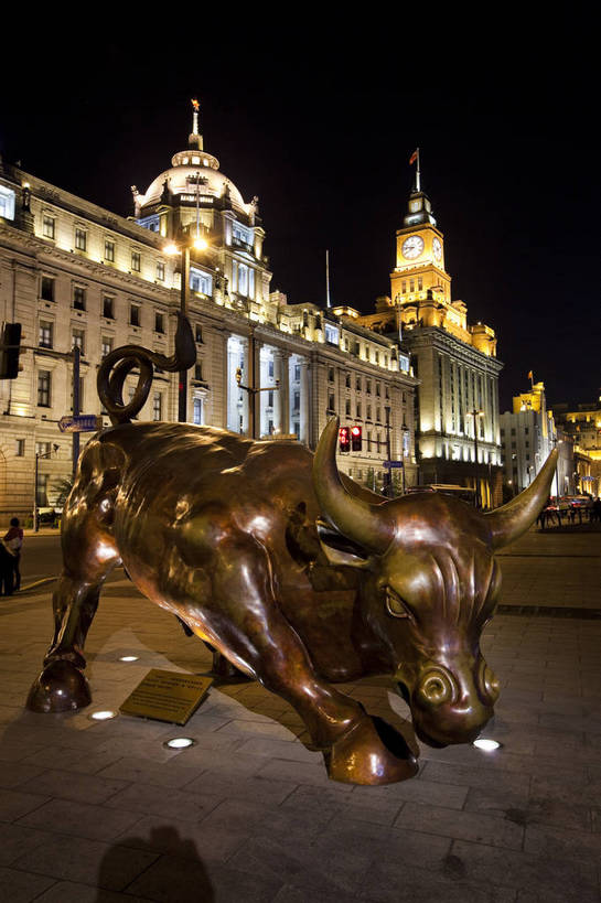 广场,竖图,彩色,室外,旅游,度假,名胜古迹,标志建筑,城市,地标,建筑,夜景,牛,雕塑,上海,中国,游客,遗迹,雕像,图片,建筑群,古典,古迹,文物,娱乐,建设,现代,古建筑,铜牛,地标建筑,外滩,享受,休闲,灿烂,旅游胜地,放松,摄影,都市风光,文明,中国文化,浦西,古文明,灯火辉煌,繁荣,旅行,传统文化,bj174