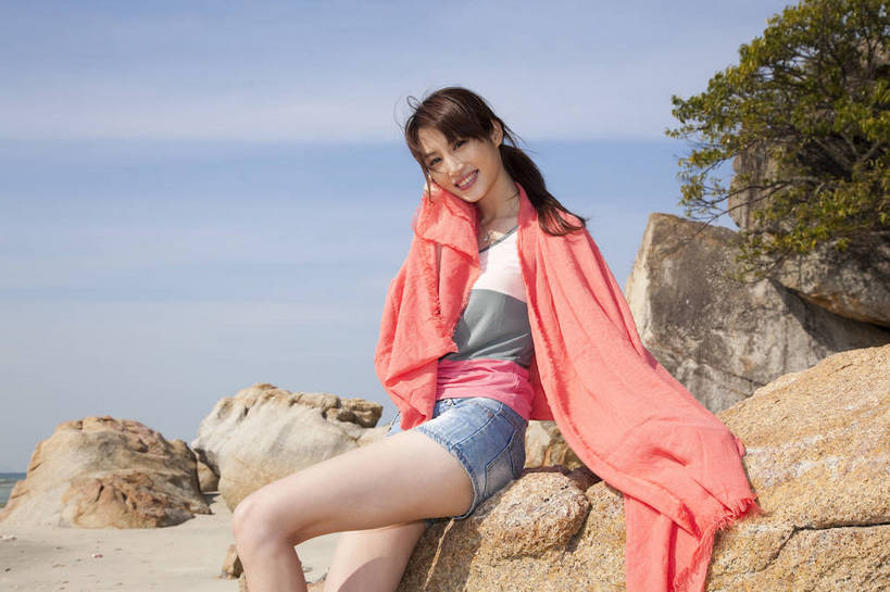 东方人,坐,微笑,横图,彩色,室外,白天,侧面,度假,时尚,性感,礁石,沙滩,纺织品,广州,中国,仅一个人,装饰,毛毯,毯子,图片,美丽,休闲装,纺织,红色,自然,垫子,休闲,健康,温暖,活力,可爱,美女,自信,摄影,生活方式,青春,优雅,华丽,修饰,点缀,裹着,衬托,美观,雅致,雅观,乐观,年轻女性,女人,女性,亚洲人,中国人,年轻人,海滩,半身,愉快,bj174