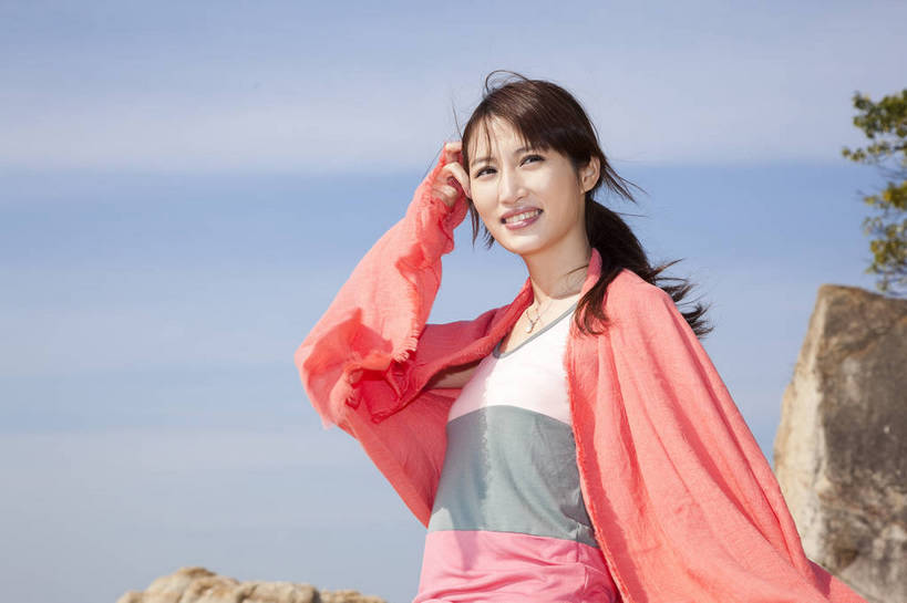 东方人,站,微笑,横图,彩色,室外,白天,侧面,度假,时尚,性感,礁石,沙滩,纺织品,广州,中国,仅一个人,装饰,毛毯,毯子,图片,美丽,休闲装,纺织,红色,自然,垫子,休闲,健康,温暖,活力,可爱,美女,自信,摄影,生活方式,青春,优雅,华丽,修饰,点缀,裹着,衬托,美观,雅致,雅观,乐观,年轻女性,女人,女性,亚洲人,中国人,年轻人,海滩,半身,愉快,bj174