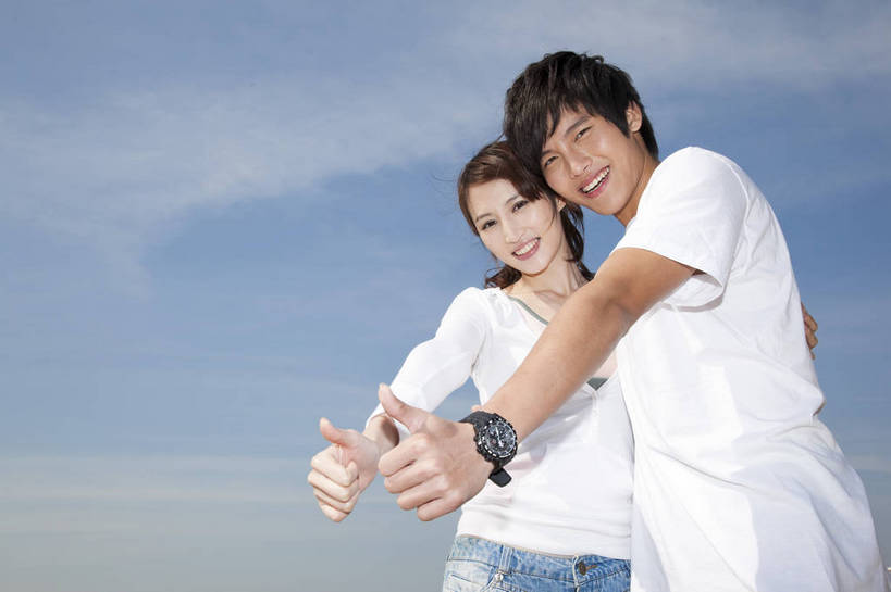 东方人,两个人,家庭,夫妻,站,笑,横图,彩色,室外,白天,正面,侧面,度假,时尚,智慧,沙滩,广州,中国,突出,图片,美丽,休闲装,称赞,表扬,自然,手势,休闲,活力,可爱,亲密,竖,自信,摄影,生活方式,青春,优雅,翘,高,夸奖,优秀,亲近,亲情,好,妙,顺利,出色,超群,杰出,卓越,奇妙,聪明,男人,男性,年轻男性,年轻女性,女人,女性,中国人,年轻人,心型,大拇指,海滩,半身,爱,愉快,打手势,bj174