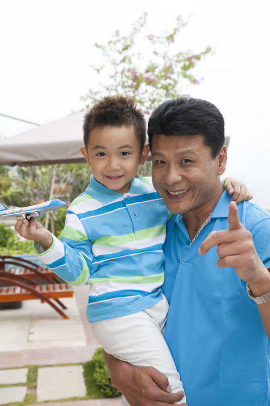 东方人,婴儿,儿童,中年人,两个人,父亲,儿子,客厅,站,微笑,竖图,彩色,室外,白天,正面,度假,时尚,幸福,纯洁,别墅,建筑,酒店,玩具,广州,中国,图片,走廊,飞机模型,玩,现代建筑,台阶,小孩,休闲,健康,温馨,父子,休闲服,活力,可爱,童趣,摄影,活泼,生活方式,抱着,亲近,亲情,宝宝,纯真,烂漫,无邪,乐观,伶俐,天真,男孩,男人,男性,中年男性,亚洲人,中国人,孩子,半身,爱,高兴,愉快,男生,奢华,bj174
