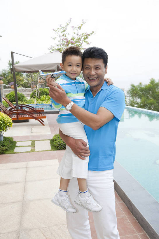 东方人,婴儿,儿童,中年人,两个人,父亲,儿子,游泳池,花园,站,微笑,竖图,彩色,室外,白天,正面,侧面,度假,时尚,幸福,纯洁,别墅,建筑,酒店,玩具,广州,中国,图片,飞机模型,玩,现代建筑,小孩,休闲,健康,温馨,父子,休闲服,活力,可爱,童趣,摄影,活泼,生活方式,抱着,亲近,亲情,宝宝,纯真,烂漫,无邪,乐观,伶俐,天真,男孩,男人,男性,中年男性,亚洲人,中国人,孩子,半身,爱,高兴,愉快,男生,奢华,bj174