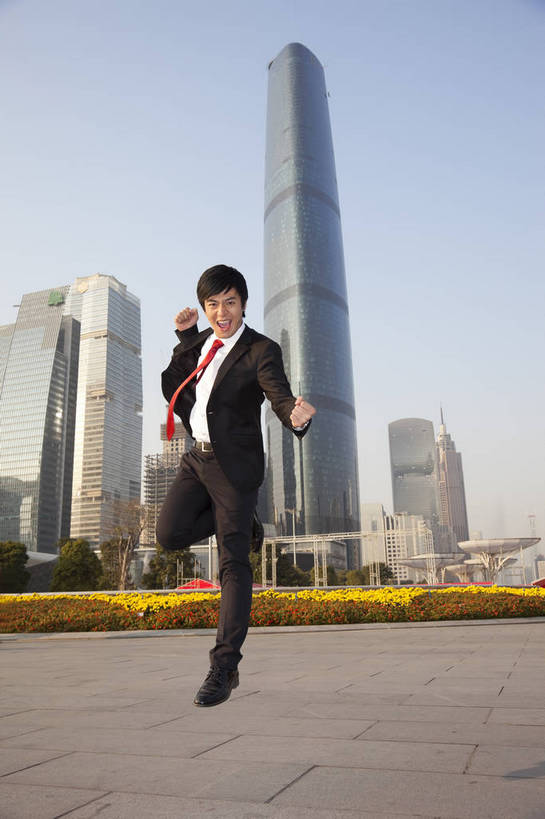 东方人,商务人士,商务男性,广场,笑,竖图,彩色,室外,白天,正面,衬衫,西装,商务,时尚,兴奋,成功,办公楼,建筑,广州,中国,仅一个人,套装,正装,花坛,图片,现代,现代建筑,职业,健康,摩天大厦,活力,自信,金融,摄影,经济,青春,商务装,贸易,工薪阶层,繁荣,发达,金融区,男人,男性,年轻男性,亚洲人,中国人,年轻人,白领,上班族,跳跃,全身,衬衣,愉快,商业,城市公园,bj174