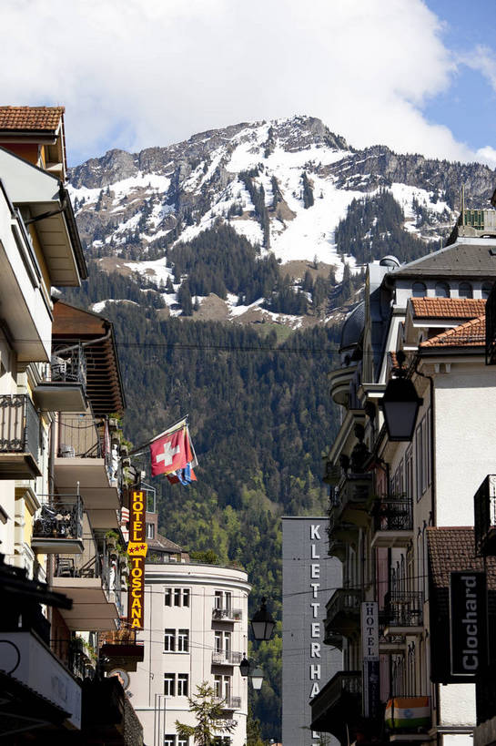 竖图,彩色,室外,白天,旅游,度假,名胜古迹,森林,山,山脉,雪山,标志建筑,地标,建筑,国旗,瑞士,遗迹,图片,城镇,建筑群,古典,古迹,文物,娱乐,建设,古建筑,地标建筑,享受,休闲,旅游胜地,放松,竖,摄影,度假村,文明,古文明,世界文化遗产,因特拉肯,旅行,传统文化,bj174