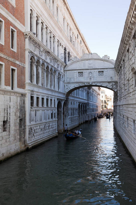 竖图,彩色,室外,白天,旅游,度假,名胜古迹,标志建筑,地标,港口,建筑,船,意大利,威尼斯,遗迹,图片,城镇,建筑群,桥,古典,古迹,文物,娱乐,建设,古建筑,地标建筑,享受,休闲,旅游胜地,放松,竖,摄影,文明,古文明,世界文化遗产,叹息桥,海,旅行,海港,传统文化,bj174