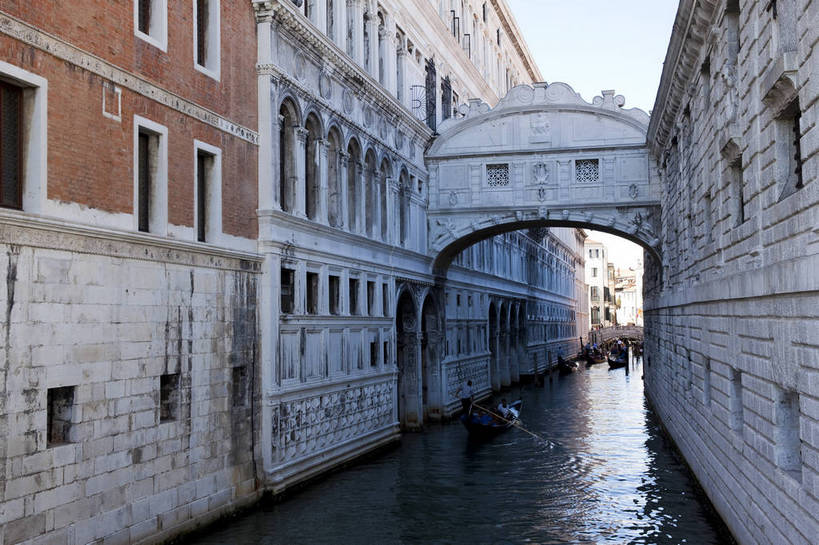 横图,彩色,室外,白天,旅游,度假,名胜古迹,标志建筑,地标,港口,建筑,船,意大利,威尼斯,遗迹,图片,城镇,建筑群,桥,古典,古迹,文物,娱乐,建设,古建筑,地标建筑,享受,休闲,旅游胜地,放松,摄影,文明,古文明,世界文化遗产,叹息桥,海,旅行,海港,传统文化,bj174