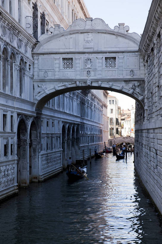 竖图,彩色,室外,白天,旅游,度假,名胜古迹,标志建筑,地标,港口,建筑,船,意大利,威尼斯,遗迹,图片,城镇,建筑群,桥,古典,古迹,文物,娱乐,建设,古建筑,地标建筑,享受,休闲,旅游胜地,放松,竖,摄影,文明,古文明,世界文化遗产,叹息桥,海,旅行,海港,传统文化,bj174