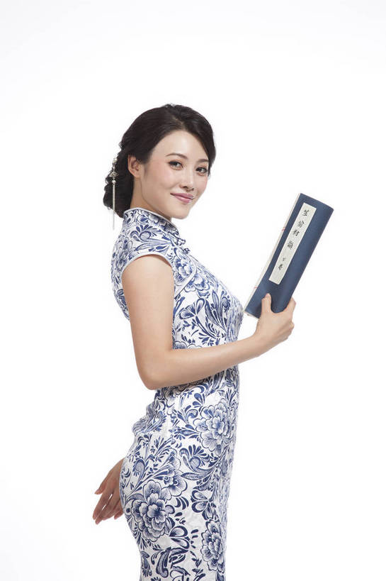 东方人,站,竖图,彩色,室内,白天,抠图,白色背景,侧面,民族服装,看书,时尚,成功,北京,中国,仅一个人,旗袍,图片,古典,传统,成熟,可爱,美女,竖,自信,摄影,生活方式,青春,优雅,古书,端庄,乐观,年轻女性,女人,女性,亚洲人,中国人,年轻人,半身,影棚拍摄,礼服,愉快,bj174