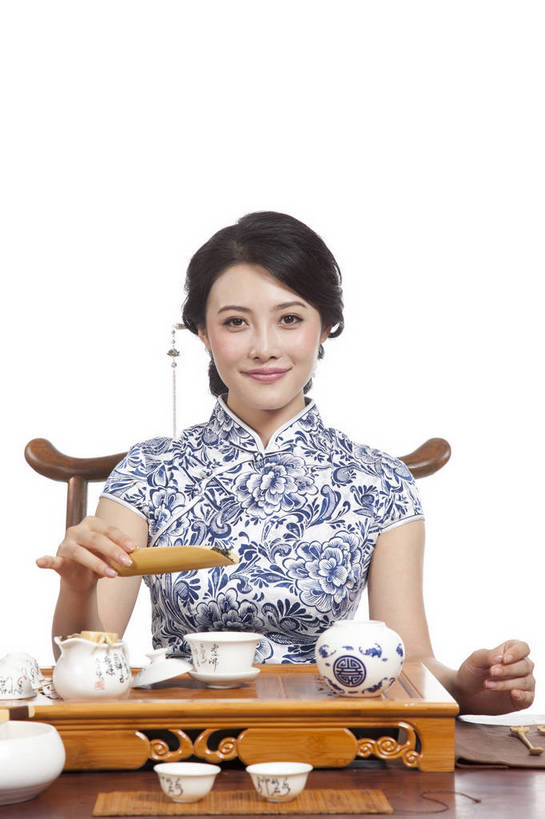 东方人,坐,竖图,彩色,室内,白天,抠图,白色背景,正面,民族服装,时尚,成功,北京,中国,仅一个人,旗袍,图片,泡茶,古典,传统,茶具,成熟,可爱,美女,竖,自信,摄影,生活方式,青春,优雅,茶艺,乐观,年轻女性,女人,女性,亚洲人,中国人,年轻人,半身,影棚拍摄,礼服,愉快,bj174