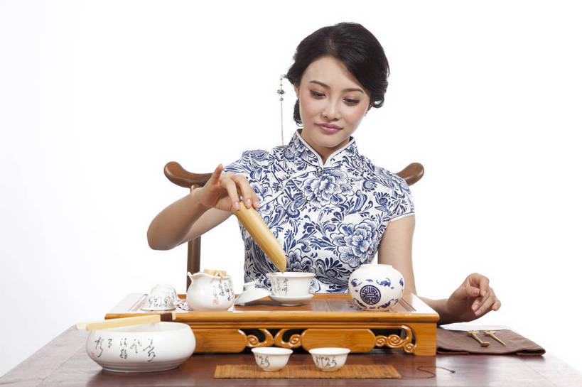 东方人,坐,横图,彩色,室内,白天,抠图,白色背景,正面,民族服装,时尚,成功,北京,中国,仅一个人,旗袍,图片,泡茶,古典,传统,茶具,成熟,可爱,美女,自信,摄影,生活方式,青春,优雅,茶艺,乐观,年轻女性,女人,女性,亚洲人,中国人,年轻人,半身,影棚拍摄,礼服,愉快,bj174
