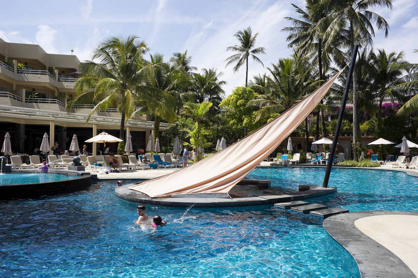 无人,游泳池,宾馆,横图,彩色,室外,白天,旅游,度假,美景,名胜古迹,树林,标志建筑,地标,建筑,酒店,椰树,泰国,亚洲,遗迹,图片,躺椅,古迹,文物,娱乐,建设,古建筑,普吉岛,自然,享受,休闲,旅游胜地,放松,摄影,东南亚,酒家,旅社,海滨,度假村,古文明,泰王国,普吉,海滩,旅行,客店,客栈,旅店,旅馆,商旅,巴通海滩,bj174