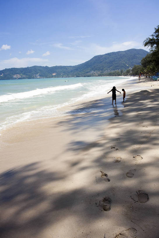 宾馆,竖图,彩色,室外,白天,旅游,度假,美景,名胜古迹,沙滩,树林,标志建筑,地标,建筑,酒店,泰国,亚洲,游客,遗迹,图片,古迹,文物,娱乐,建设,古建筑,普吉岛,自然,海水,享受,休闲,旅游胜地,放松,摄影,东南亚,酒家,旅社,海滨,度假村,古文明,泰王国,普吉,海,海滩,旅行,客店,客栈,旅店,旅馆,商旅,巴通海滩,bj174