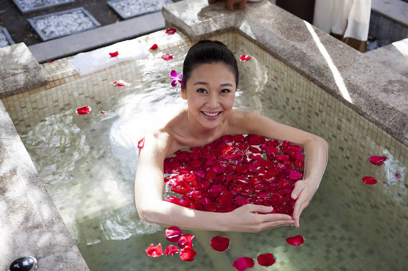 东方人,中年人,躺,横图,彩色,室内,白天,侧面,洗澡,时尚,温泉,浴室,北京,中国,仅一个人,图片,豪华,美丽,干净,清洁,享受,休闲,健康,放松,活力,可爱,美女,保健,花瓣澡,泡温泉,摄影,生活方式,优雅,卫生,乐观,泡汤,年轻女性,女人,女性,亚洲人,中国人,年轻人,半身,浴衣,沐浴,高兴,愉快,奢华,花瓣浴,bj174