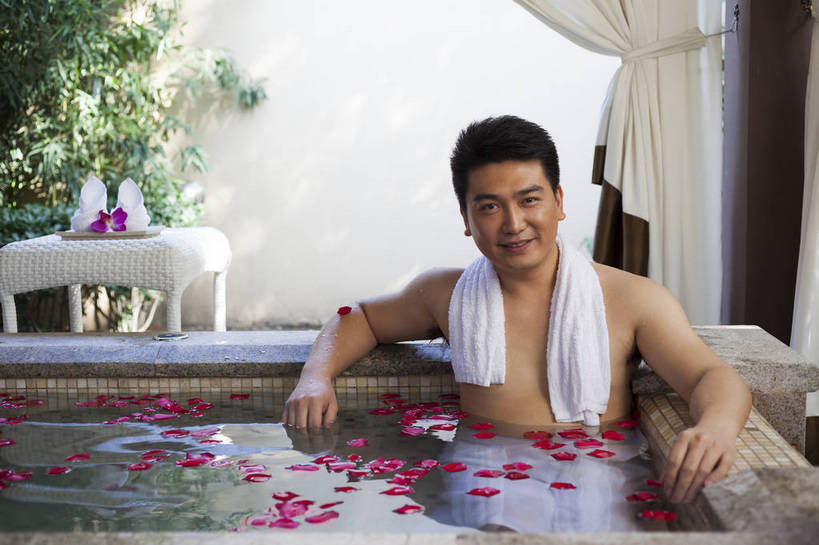 东方人,中年人,坐,微笑,横图,彩色,室内,白天,正面,洗澡,时尚,成功,温泉,浴室,北京,中国,仅一个人,图片,豪华,干净,清洁,享受,休闲,健康,成熟,放松,活力,自信,保健,花瓣澡,泡温泉,摄影,生活方式,卫生,精明,泡汤,男人,男性,中年男性,亚洲人,中国人,半身,浴衣,沐浴,愉快,奢华,花瓣浴,bj174