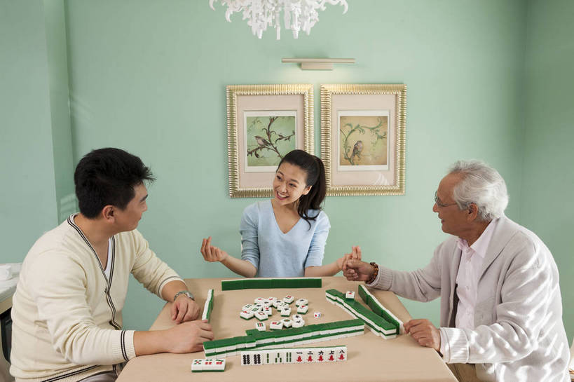 东方人,中年人,老年人,三个人,家庭,夫妻,横图,彩色,室内,白天,正面,侧面,聚会,度假,时尚,游戏,赌博,贪欲,幸福,竞争,玩具,北京,中国,图片,美丽,玩,娱乐,刺激,麻将,享受,休闲,健康,温馨,休闲服,成熟,活力,可爱,摄影,生活方式,活动,优雅,和睦,发泄,消遣,智力,亲情,赌具,居室,合家欢,团圆,投机,侥幸,欲望,宣泄,乐观,精明,男人,男性,年轻女性,女人,女性,中年男性,亚洲人,中国人,全家福,玩耍,嬉戏,半身,爱,高兴,愉快,胜负,输赢,奢华,bj174