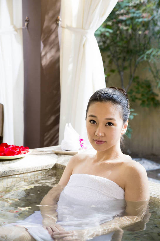 东方人,中年人,一个人,坐,竖图,彩色,室内,白天,侧面,洗澡,时尚,幸福,温泉,浴室,北京,中国,图片,豪华,美丽,干净,清洁,享受,休闲,健康,放松,活力,可爱,美女,美体,保健,花瓣澡,泡温泉,养生,摄影,生活方式,优雅,卫生,乐观,泡汤,年轻女性,女人,女性,亚洲人,中国人,年轻人,半身,浴衣,沐浴,高兴,愉快,奢华,花瓣浴,bj174
