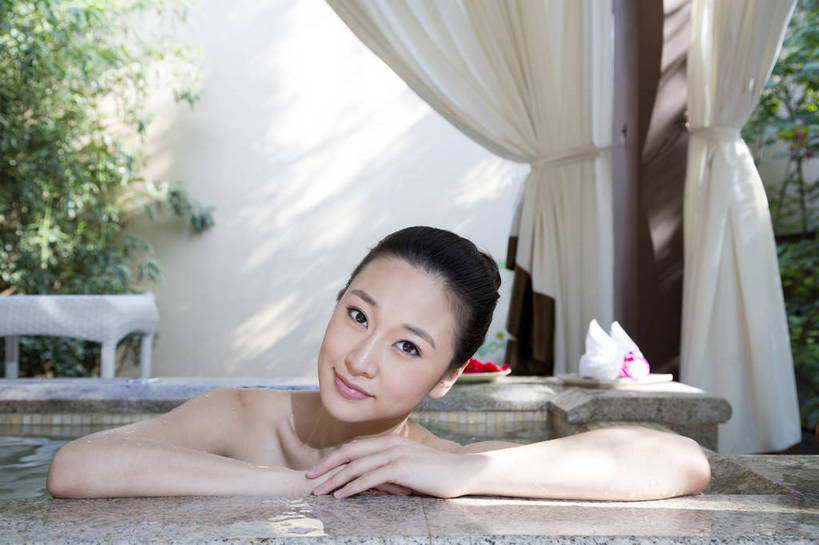 东方人,中年人,一个人,坐,横图,彩色,室内,白天,正面,洗澡,时尚,幸福,温泉,浴室,北京,中国,图片,豪华,美丽,干净,清洁,享受,休闲,健康,放松,活力,可爱,美女,美体,保健,花瓣澡,泡温泉,养生,摄影,生活方式,优雅,卫生,乐观,泡汤,年轻女性,女人,女性,亚洲人,中国人,年轻人,半身,浴衣,沐浴,高兴,愉快,奢华,花瓣浴,bj174