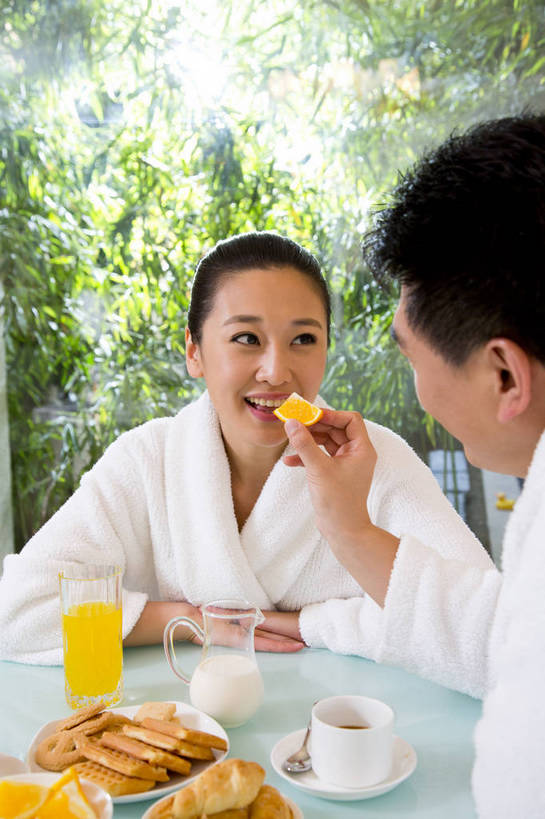 东方人,中年人,两个人,家庭,夫妻,餐厅,坐,竖图,彩色,室内,白天,正面,侧面,时尚,早餐,幸福,成功,北京,中国,图片,豪华,美丽,用餐,食物,休闲,健康,成熟,活力,可爱,美女,自信,摄影,生活方式,优雅,亲近,亲情,家居服,乐观,精明,男人,男性,年轻女性,女人,女性,中年男性,亚洲人,中国人,年轻人,情侣,半身,爱,高兴,愉快,奢华,bj174