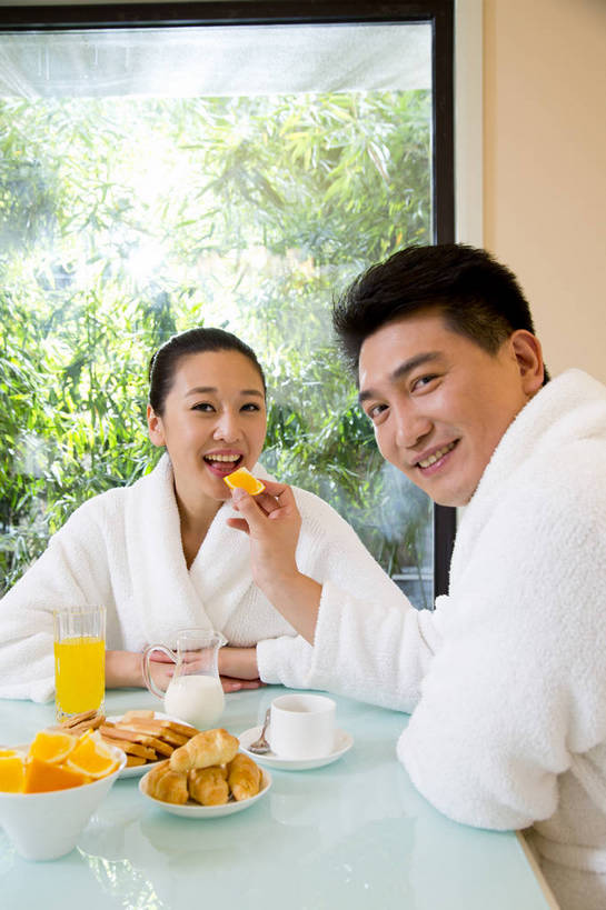 东方人,中年人,两个人,家庭,夫妻,餐厅,坐,竖图,彩色,室内,白天,正面,侧面,时尚,早餐,幸福,成功,北京,中国,图片,豪华,美丽,用餐,食物,休闲,健康,成熟,活力,可爱,美女,自信,摄影,生活方式,优雅,亲近,亲情,家居服,乐观,精明,男人,男性,年轻女性,女人,女性,中年男性,亚洲人,中国人,年轻人,情侣,半身,爱,高兴,愉快,奢华,bj174