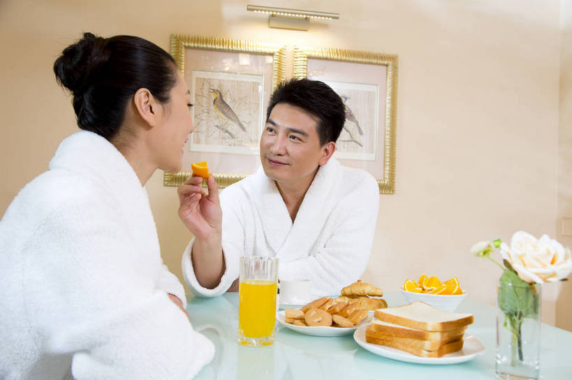 东方人,中年人,两个人,家庭,夫妻,餐厅,坐,横图,彩色,室内,白天,正面,侧面,时尚,早餐,幸福,成功,北京,中国,图片,豪华,美丽,用餐,食物,休闲,健康,成熟,活力,可爱,美女,自信,摄影,生活方式,优雅,亲近,亲情,家居服,乐观,精明,男人,男性,年轻女性,女人,女性,中年男性,亚洲人,中国人,年轻人,情侣,半身,爱,高兴,愉快,奢华,bj174