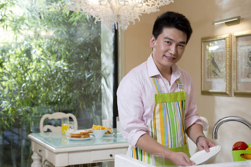 东方人,中年人,餐厅,站,横图,彩色,室内,白天,正面,家务,时尚,早餐,成功,水果,北京,中国,仅一个人,劳动,图片,围裙,豪华,洗碗,用餐,食物,休闲,健康,成熟,活力,自信,摄影,生活方式,家居服,精明,男人,男性,中年男性,亚洲人,中国人,半身,愉快,奢华,bj174