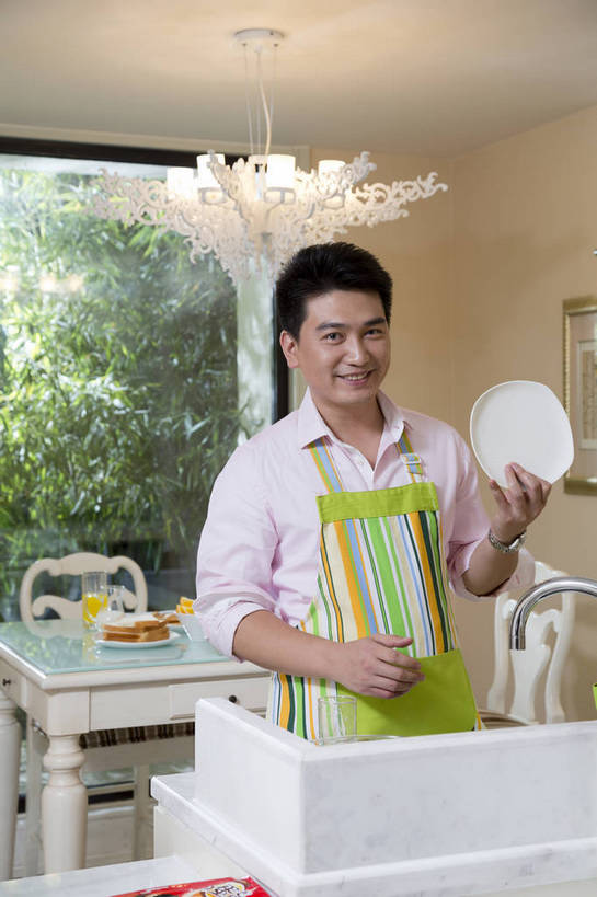 东方人,中年人,餐厅,站,竖图,彩色,室内,白天,正面,家务,时尚,早餐,成功,水果,北京,中国,仅一个人,劳动,图片,围裙,豪华,洗碗,用餐,食物,休闲,健康,成熟,活力,自信,摄影,生活方式,家居服,精明,男人,男性,中年男性,亚洲人,中国人,半身,愉快,奢华,bj174