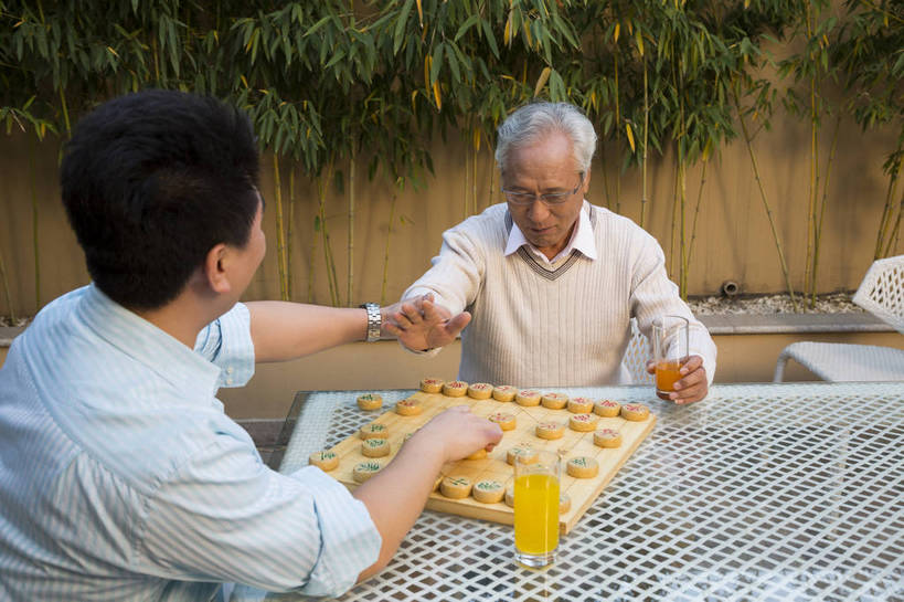 东方人,中年人,老年人,两个人,家庭,花园,横图,彩色,室外,白天,正面,时尚,幸福,成功,北京,中国,图片,庭院,娱乐,背面,象棋,休闲,健康,温馨,休闲服,成熟,活力,自信,下棋,摄影,生活方式,和睦,亲情,合家欢,团圆,精明,老年男性,男人,男性,中年男性,亚洲人,中国人,全家福,半身,爱,愉快,奢华,bj174