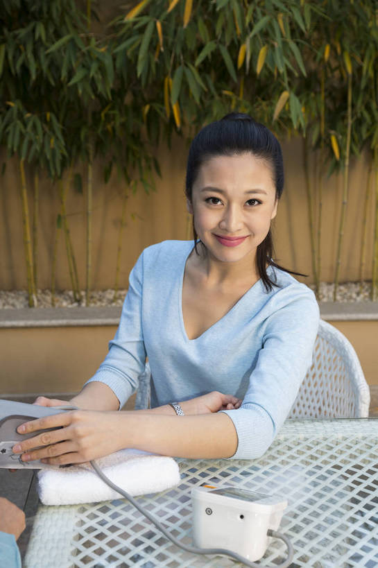 东方人,中年人,老年人,两个人,家庭,花园,竖图,彩色,室外,白天,正面,时尚,幸福,成功,北京,中国,图片,庭院,美丽,休闲,健康,温馨,休闲服,成熟,活力,可爱,美女,自信,保健,摄影,生活方式,优雅,和睦,量血压,关爱,亲情,合家欢,团圆,乐观,精明,老年女性,年轻女性,女人,女性,亚洲人,中国人,年轻人,全家福,半身,爱,高兴,愉快,奢华,bj174