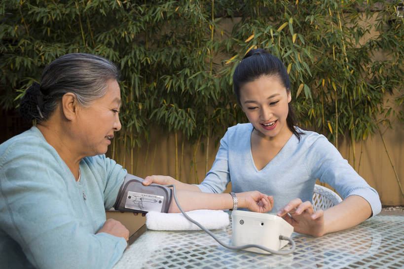 东方人,中年人,老年人,两个人,家庭,花园,横图,彩色,室外,白天,正面,侧面,时尚,幸福,成功,北京,中国,图片,庭院,美丽,休闲,健康,温馨,休闲服,成熟,活力,可爱,美女,自信,保健,摄影,生活方式,优雅,和睦,量血压,关爱,亲情,合家欢,团圆,乐观,精明,老年女性,年轻女性,女人,女性,亚洲人,中国人,年轻人,全家福,半身,爱,高兴,愉快,奢华,bj174