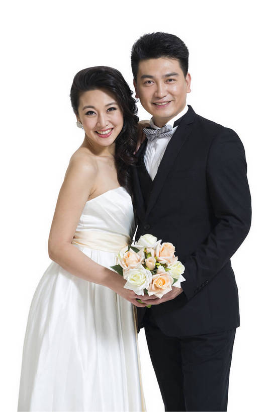 东方人,中年人,两个人,夫妻,微笑,竖图,彩色,室内,白天,留白,抠图,白色背景,侧面,裙子,爱情,婚礼,时尚,成功,北京,中国,连衣裙,正装,盛开,图片,浪漫,花蕾,现代,长裙,花,花瓣,花朵,鲜花,花苞,花蕊,亲昵,倚靠,一束,成熟,可爱,美女,自信,摄影,生活方式,青春,优雅,新人,乐观,男人,男性,年轻男性,年轻女性,女人,女性,亚洲人,中国人,年轻人,情侣,半身,影棚拍摄,礼服,西服,愉快,bj174