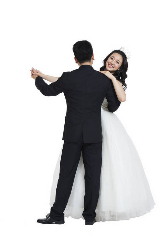 东方人,中年人,两个人,夫妻,竖图,彩色,室内,白天,留白,抠图,白色背景,正面,裙子,爱情,婚礼,时尚,跳舞,成功,北京,中国,连衣裙,正装,图片,浪漫,现代,长裙,背面,亲昵,成熟,可爱,美女,自信,摄影,生活方式,青春,优雅,新人,乐观,男人,男性,年轻男性,年轻女性,女人,女性,亚洲人,中国人,年轻人,情侣,拉手,全身,影棚拍摄,礼服,西服,愉快,bj174