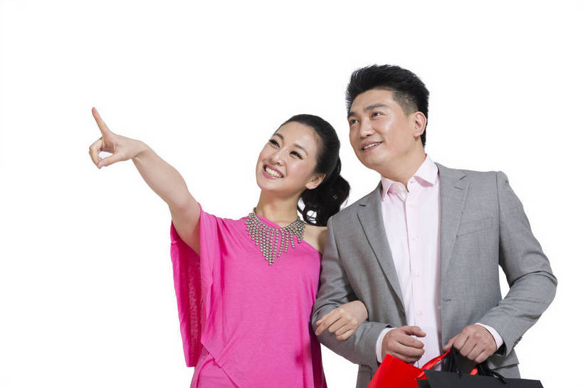 东方人,中年人,两个人,夫妻,走,笑,横图,彩色,室内,白天,留白,抠图,白色背景,正面,爱情,购物,时尚,兴奋,成功,北京,中国,勾,挽,图片,购物袋,浪漫,指点,休闲装,现代,亲昵,休闲,成熟,可爱,美女,自信,勾着,摄影,生活方式,青春,优雅,挽着,乐观,男人,男性,年轻男性,年轻女性,女人,女性,亚洲人,中国人,年轻人,胳膊,手臂,情侣,半身,影棚拍摄,愉快,胳臂,bj174