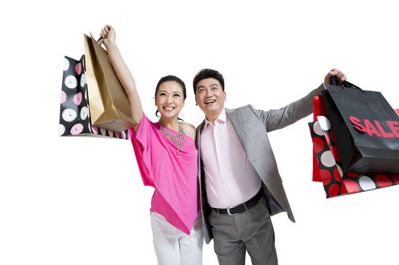 东方人,中年人,两个人,夫妻,站,笑,横图,彩色,室内,白天,留白,抠图,白色背景,正面,爱情,购物,时尚,兴奋,成功,北京,中国,勾,挽,图片,购物袋,浪漫,指点,休闲装,现代,亲昵,休闲,成熟,可爱,美女,自信,勾着,摄影,生活方式,青春,优雅,挽着,乐观,男人,男性,年轻男性,年轻女性,女人,女性,亚洲人,中国人,年轻人,胳膊,手臂,情侣,举起,半身,影棚拍摄,愉快,胳臂,bj174