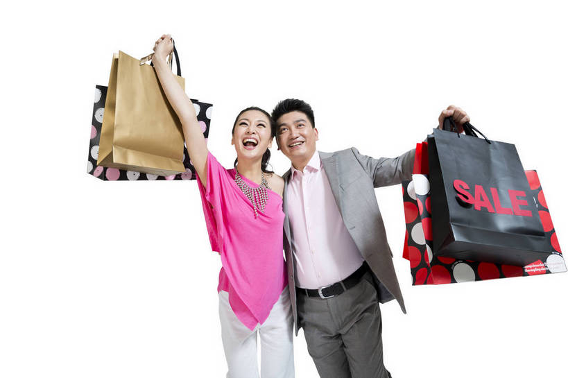 东方人,中年人,两个人,夫妻,站,笑,横图,彩色,室内,白天,留白,抠图,白色背景,正面,爱情,购物,时尚,兴奋,成功,北京,中国,勾,挽,图片,购物袋,浪漫,指点,休闲装,现代,亲昵,休闲,成熟,可爱,美女,自信,勾着,摄影,生活方式,青春,优雅,挽着,乐观,男人,男性,年轻男性,年轻女性,女人,女性,亚洲人,中国人,年轻人,胳膊,手臂,情侣,举起,半身,影棚拍摄,愉快,胳臂,bj174