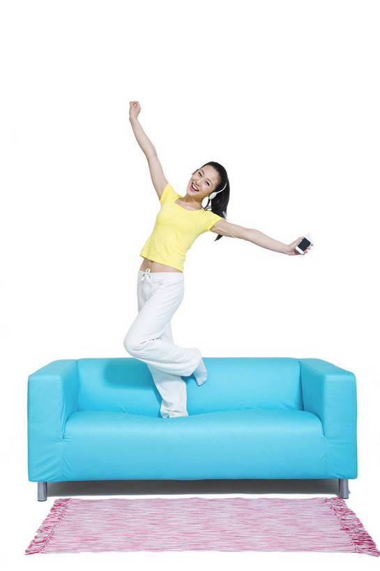 东方人,跳,打电话,微笑,竖图,彩色,室内,白天,留白,抠图,白色背景,侧面,时尚,沙发,电话,手机,北京,中国,仅一个人,伸展,图片,休闲装,通讯设备,现代,耳机,听音乐,享受,休息,休闲,成熟,可爱,美女,自信,摄影,生活方式,青春,优雅,手舞足蹈,智能手机,乐观,交流,年轻女性,女人,女性,亚洲人,中国人,年轻人,沟通,通话,全身,影棚拍摄,愉快,苹果手机,bj174