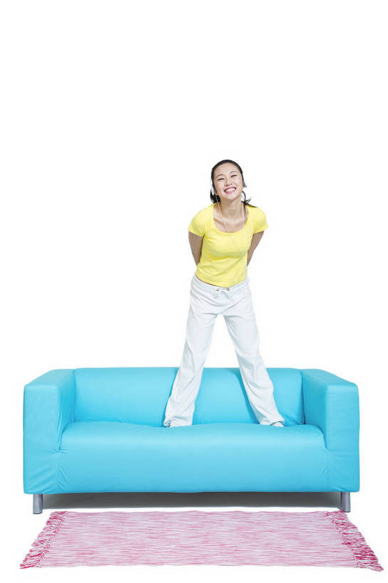 东方人,跳,打电话,微笑,竖图,彩色,室内,白天,留白,抠图,白色背景,正面,时尚,沙发,电话,手机,北京,中国,仅一个人,伸展,图片,休闲装,通讯设备,现代,耳机,听音乐,享受,休息,休闲,成熟,可爱,美女,自信,摄影,生活方式,青春,优雅,手舞足蹈,智能手机,乐观,交流,年轻女性,女人,女性,亚洲人,中国人,年轻人,沟通,通话,全身,影棚拍摄,愉快,苹果手机,bj174