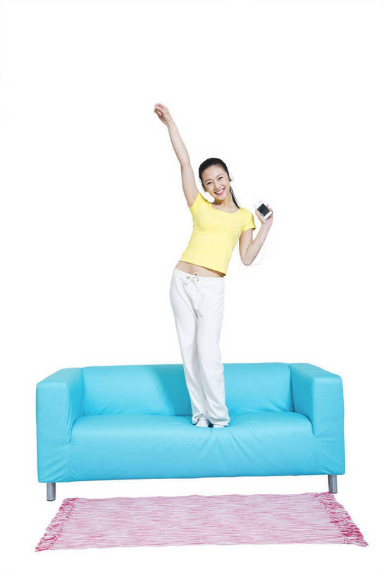 东方人,跳,打电话,微笑,竖图,彩色,室内,白天,留白,抠图,白色背景,正面,时尚,沙发,电话,手机,北京,中国,仅一个人,伸展,图片,休闲装,通讯设备,现代,耳机,听音乐,享受,休息,休闲,成熟,可爱,美女,自信,摄影,生活方式,青春,优雅,手舞足蹈,智能手机,乐观,交流,年轻女性,女人,女性,亚洲人,中国人,年轻人,沟通,通话,全身,影棚拍摄,愉快,苹果手机,bj174