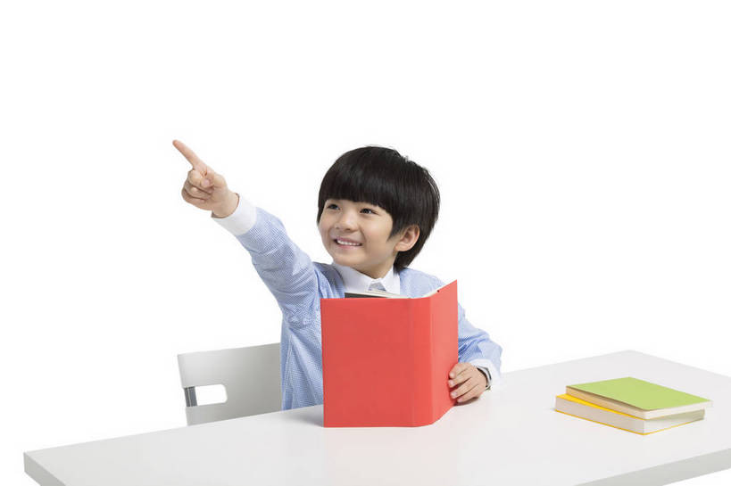 东方人,儿童,一个人,学生,站,坐,笑,横图,彩色,室内,白天,留白,抠图,白色背景,正面,看书,快乐,兴奋,幸福,北京,中国,学习,图片,指点,小孩,课桌,书本,站着,校服,放松,可爱,童年,童趣,伸直,摄影,成长,希望,好奇,未来,乐观,天真,男孩,男人,男性,亚洲人,中国人,孩子,胳膊,手臂,玩耍,站立,半身,影棚拍摄,男生,小学生,胳臂,bj174
