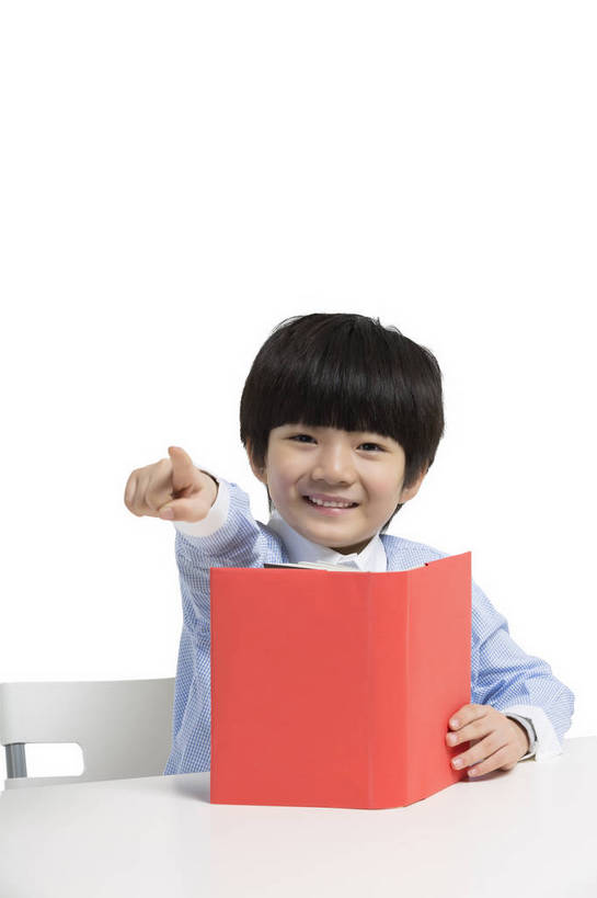 东方人,儿童,一个人,学生,站,坐,笑,竖图,彩色,室内,白天,留白,抠图,白色背景,正面,看书,快乐,兴奋,幸福,北京,中国,学习,图片,指点,小孩,课桌,书本,站着,校服,放松,可爱,童年,童趣,伸直,摄影,成长,希望,好奇,未来,乐观,天真,男孩,男人,男性,亚洲人,中国人,孩子,胳膊,手臂,玩耍,站立,半身,影棚拍摄,男生,小学生,胳臂,bj174