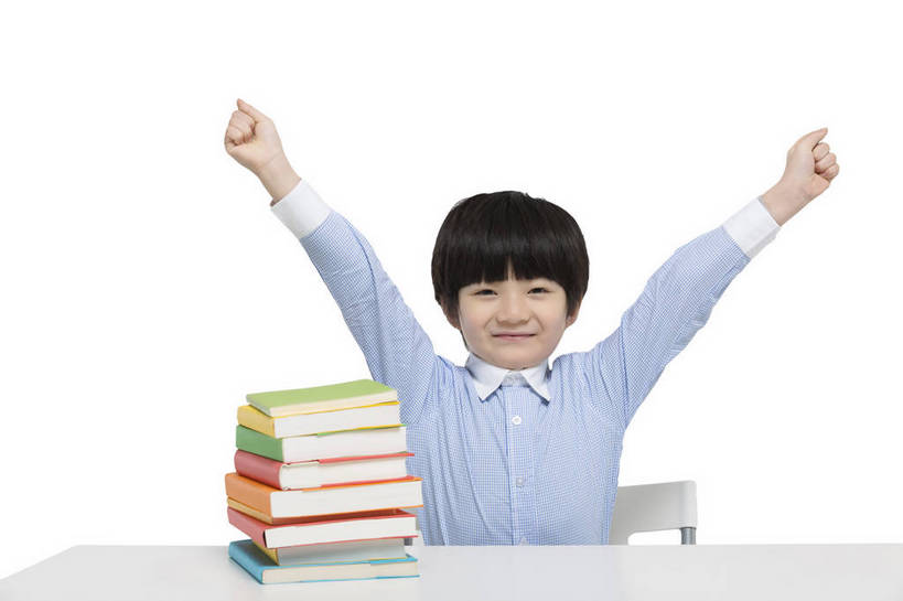 东方人,儿童,一个人,学生,站,坐,横图,彩色,室内,白天,留白,抠图,白色背景,正面,快乐,幸福,北京,中国,学习,图片,伸懒腰,小孩,课桌,书本,站着,校服,放松,可爱,童年,童趣,伸直,摄影,成长,希望,好奇,未来,乐观,天真,男孩,男人,男性,亚洲人,中国人,孩子,胳膊,手臂,玩耍,站立,半身,影棚拍摄,男生,小学生,胳臂,bj174