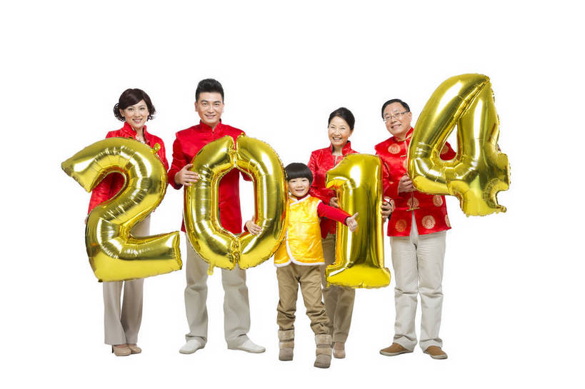 东方人,儿童,中年人,老年人,家庭,父母,祖父母,三代同堂,站,微笑,横图,彩色,室内,白天,留白,抠图,白色背景,正面,民族服装,聚会,时尚,游戏,快乐,幸福,玩具,北京,中国,春节,新年,五个人,触手,节日,庆祝,数字,图片,许多人,玩,文化,娱乐,祖孙三代,老人,小孩,气球,站着,一群人,庆典,休闲,和谐,温暖,温馨,喜庆,一家人,充气玩具,放松,可爱,美女,童年,童趣,益智,摄影,生活方式,活动,纪念,希望,和睦,拉着,发泄,消遣,智力,亲近,亲情,氢气球,合家欢,欢聚一堂,宣泄,乐观,天真,老年男性,老年女性,男孩,男人,男性,年轻男性,年轻女性,女人,女性,中年男性,亚洲人,中国人,孩子,年轻人,全家福,玩耍,嬉戏,站立,全身,影棚拍摄,礼服,欢乐,氦气球,铝箔气球,铝膜,铝膜气球,铝膜制品,红衣,唐装,融洽,男生,多代同堂,传统节日,bj174